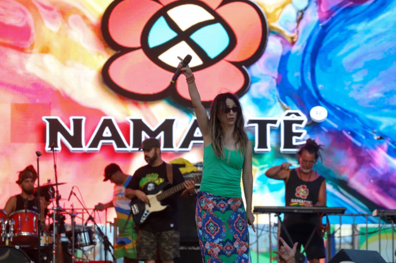Praia, reggae e pôr do sol: Namastê encanta público no palco Sunset do Verão Maior
