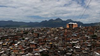 Polícia do Rio combate em dois morros caixinha de facção criminosa