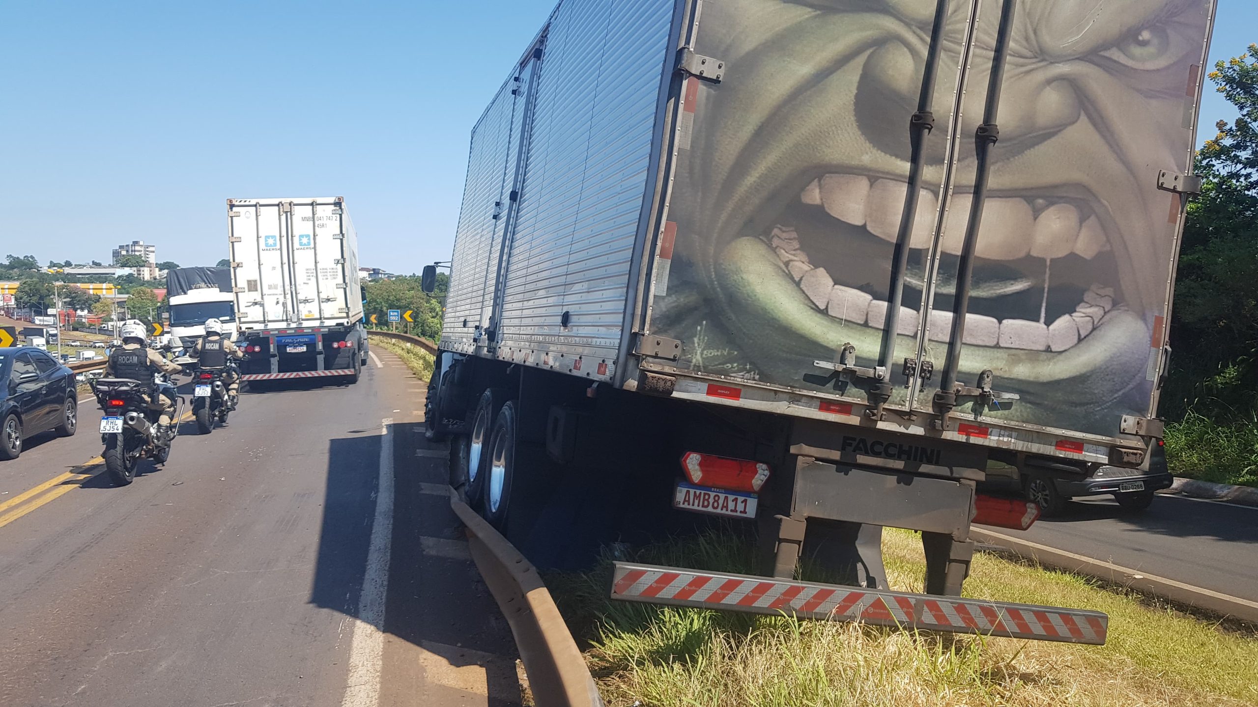 Sem freio, motorista sobre em mureta na BR-277 e quase tomba em viaduto