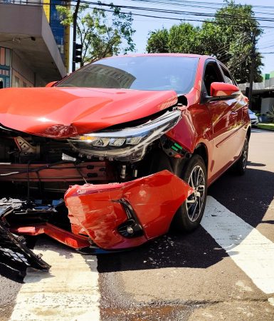 Imagem referente a Etios e Yaris colidem em cruzamento do Centro