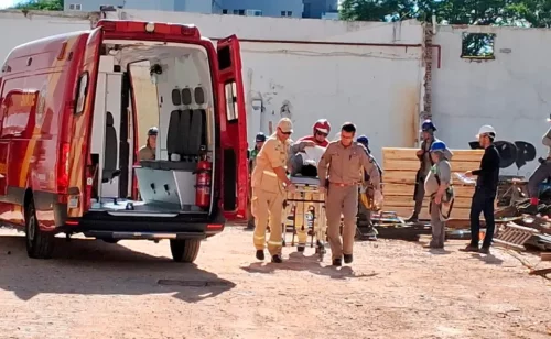 Imagem referente a No dia do aniversário, trabalhador ‘nasce de novo’ após cair em obra de prédio