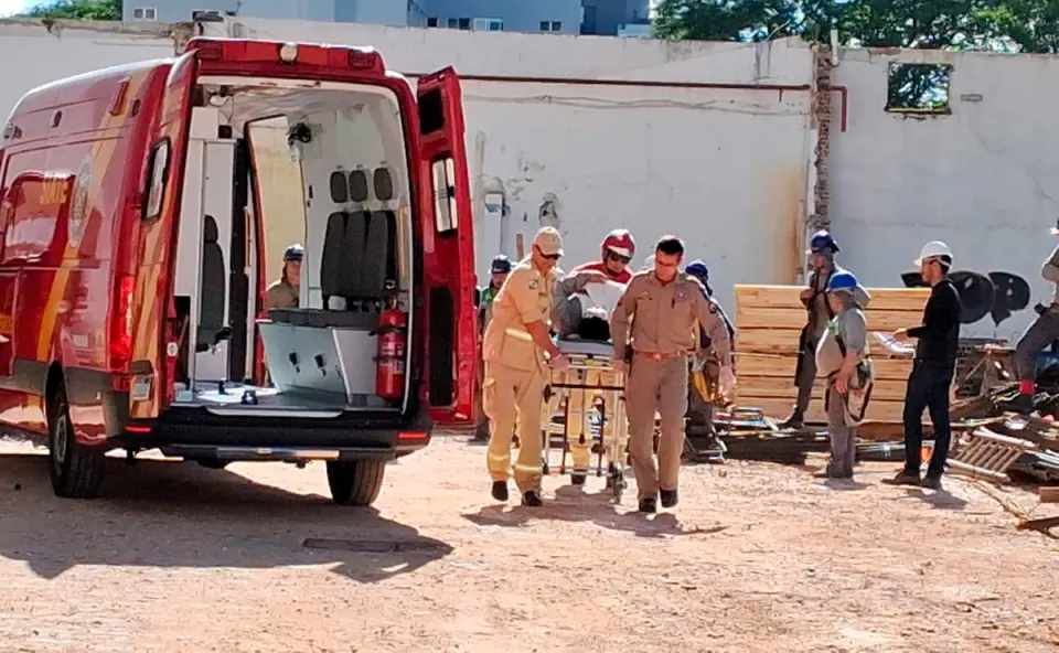 No dia do aniversário, trabalhador ‘nasce de novo’ após cair em obra de prédio