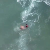 Imagem referente a Drone de alta tecnologia ajuda bombeiros a resgatar corpo de banhista que morreu afogado em praia de SC