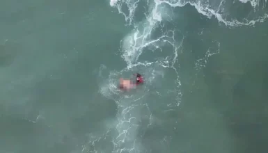 Imagem referente a Drone de alta tecnologia ajuda bombeiros a resgatar corpo de banhista que morreu afogado em praia de SC