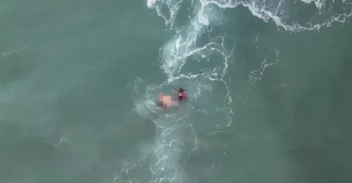 Imagem referente a Drone de alta tecnologia ajuda bombeiros a resgatar corpo de banhista que morreu afogado em praia de SC