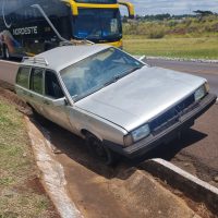 Imagem referente a Motorista para descansar e cai com carro em canaleta às margens da BR-277