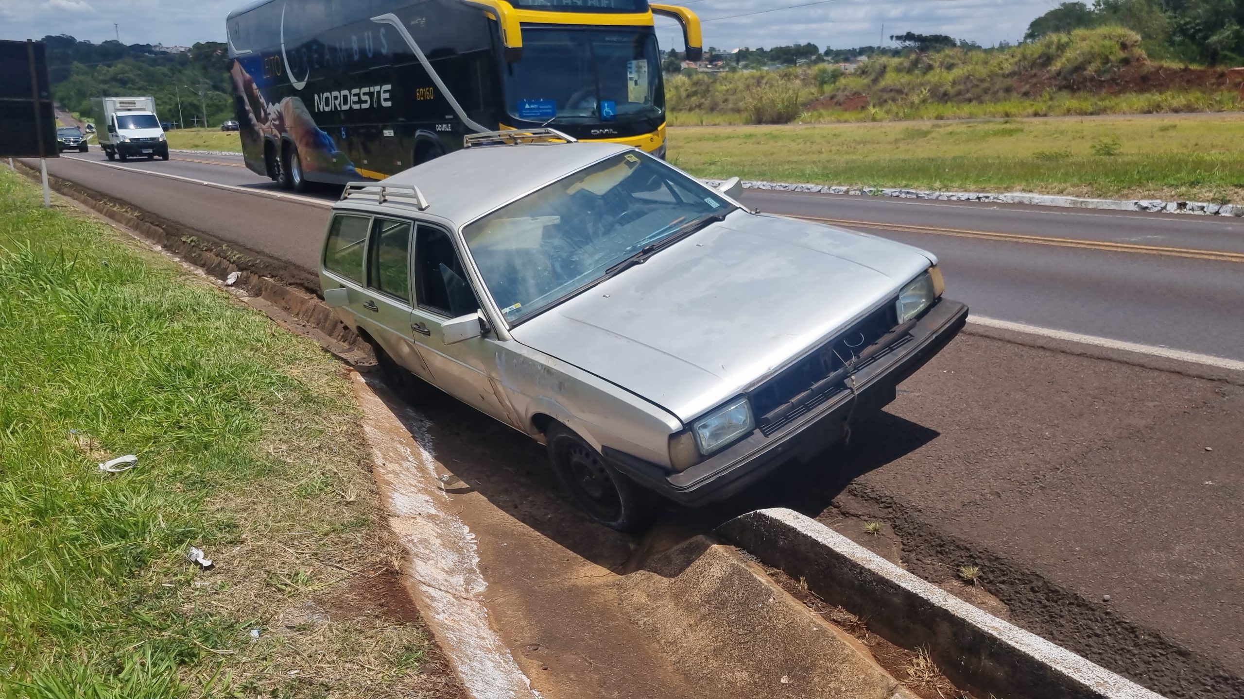 Motorista para descansar e cai com carro em canaleta às margens da BR-277