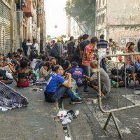 Imagem referente a SP: muro construído pela prefeitura confina pessoas na Cracolândia