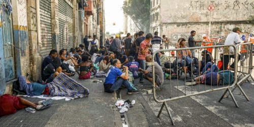 Imagem referente a SP: muro construído pela prefeitura confina pessoas na Cracolândia