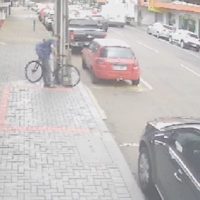 Imagem referente a Câmera flagra ladrão furtando bicicleta antes de ser contido por populares