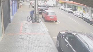 Câmera flagra ladrão furtando bicicleta antes de ser contido por populares