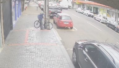 Imagem referente a Câmera flagra ladrão furtando bicicleta antes de ser contido por populares