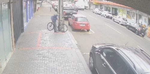 Imagem referente a Câmera flagra ladrão furtando bicicleta antes de ser contido por populares