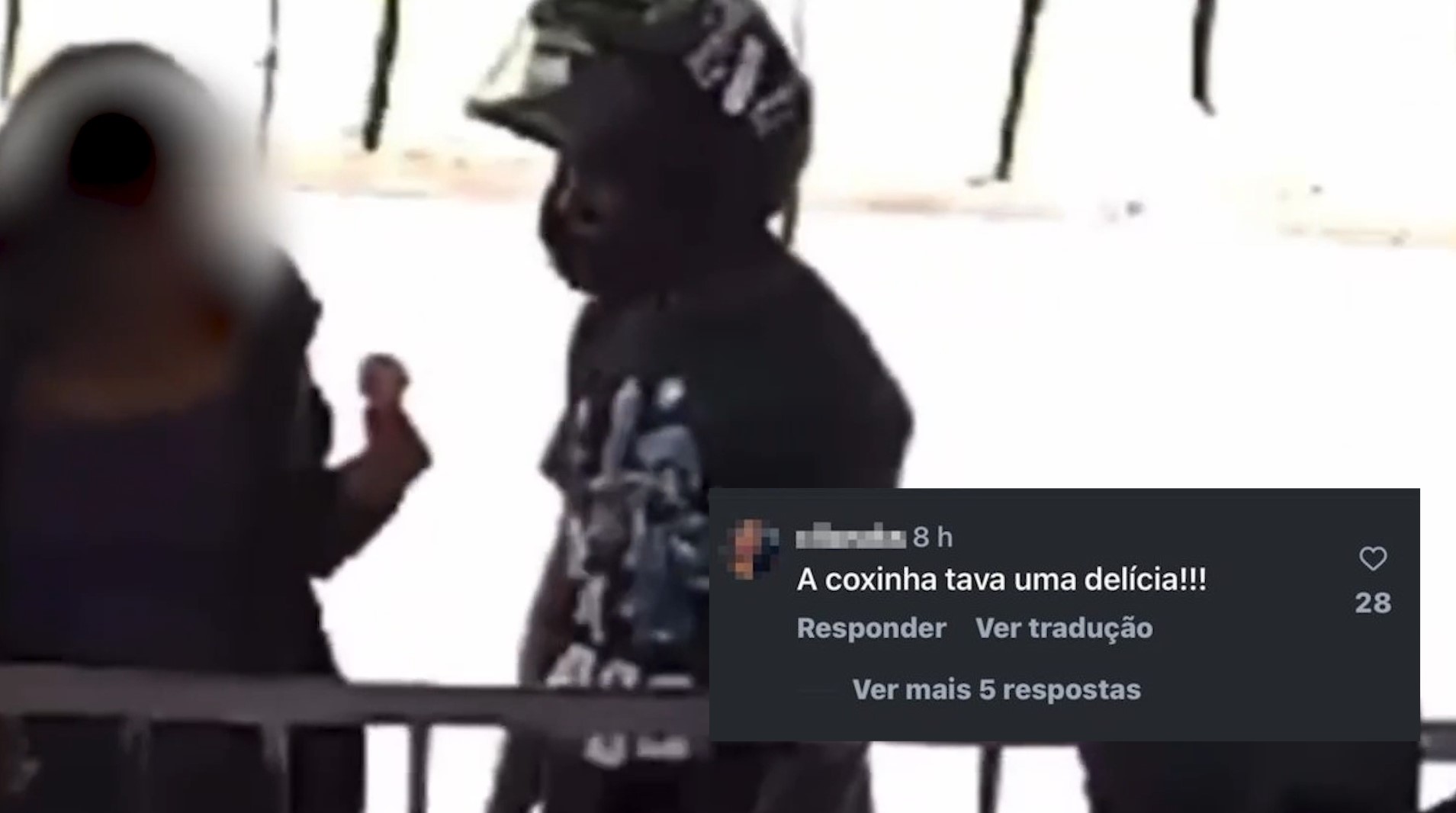 “A coxinha tava uma delícia”: Mulher ignora assalto e come salgado 'de boas'