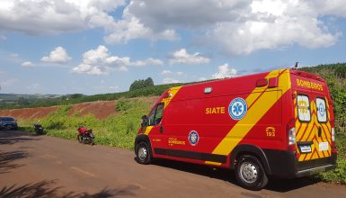 Imagem referente a Mulher fica ferida ao cair de moto em estrada rural de Cascavel