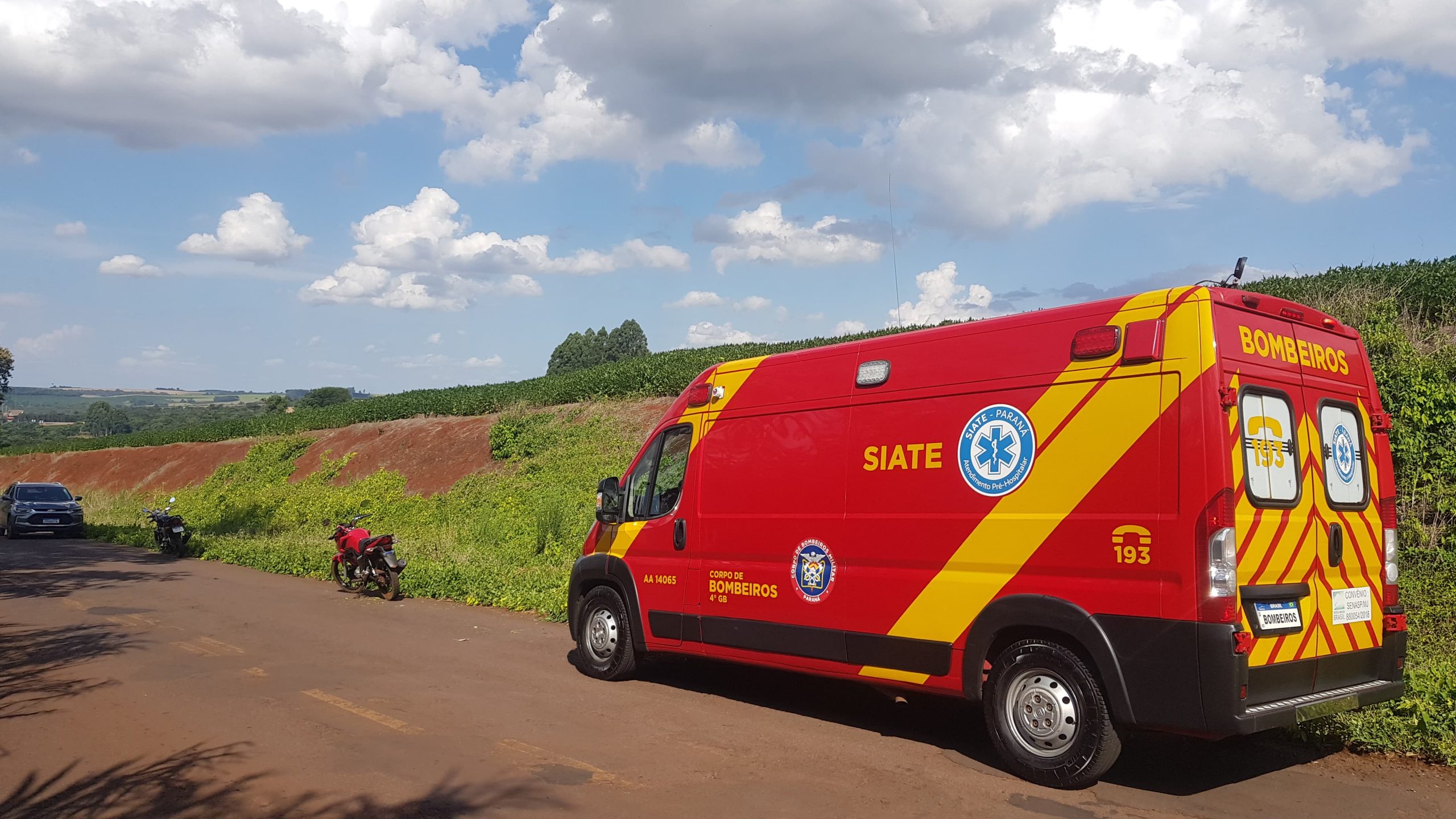 Mulher fica ferida ao cair de moto em estrada rural de Cascavel