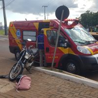 Imagem referente a Jovem fica ferido em acidente entre carro e moto na Av. Rocha Pombo