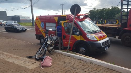 Imagem referente a Jovem fica ferido em acidente entre carro e moto na Av. Rocha Pombo