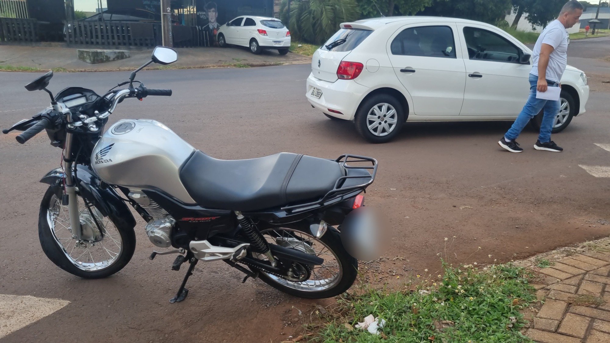 Motociclista sofre ferimentos em acidente na Rua do Cowboy