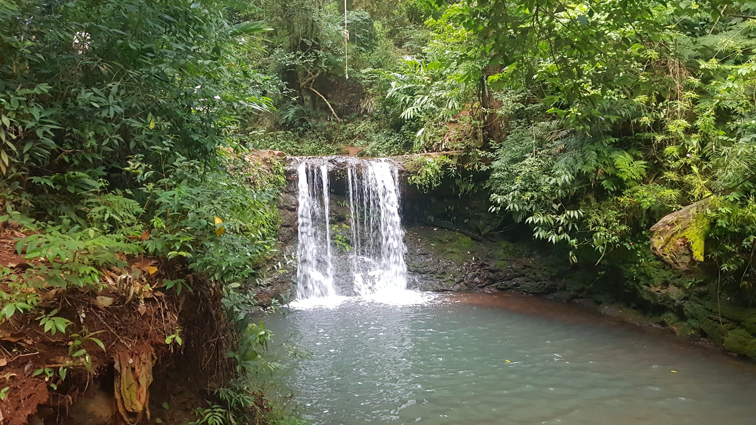 Adolescente sofre corte na cabeça ao cair em pedra em córrego no Universitário