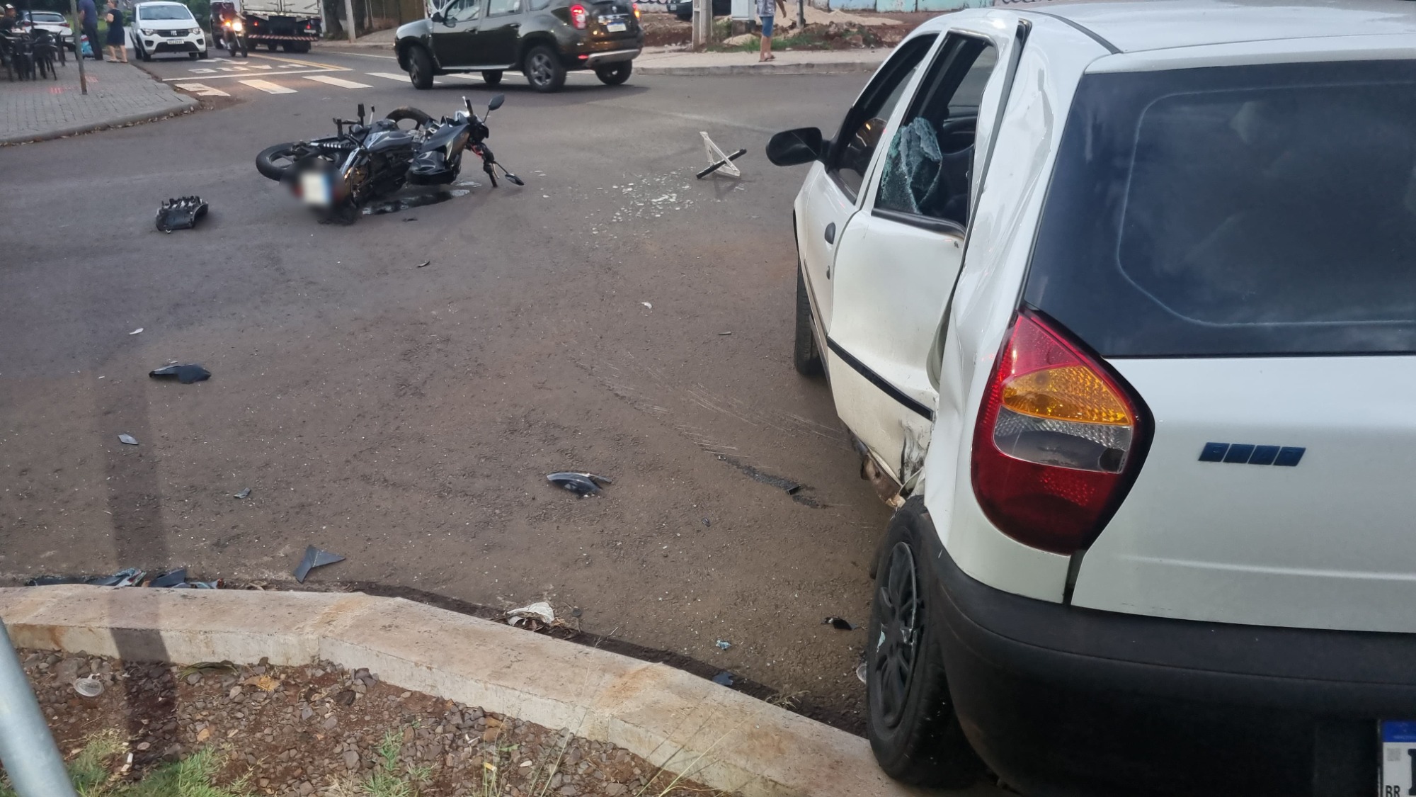 Acidente violento deixa motociclista ferido no Santo Onofre