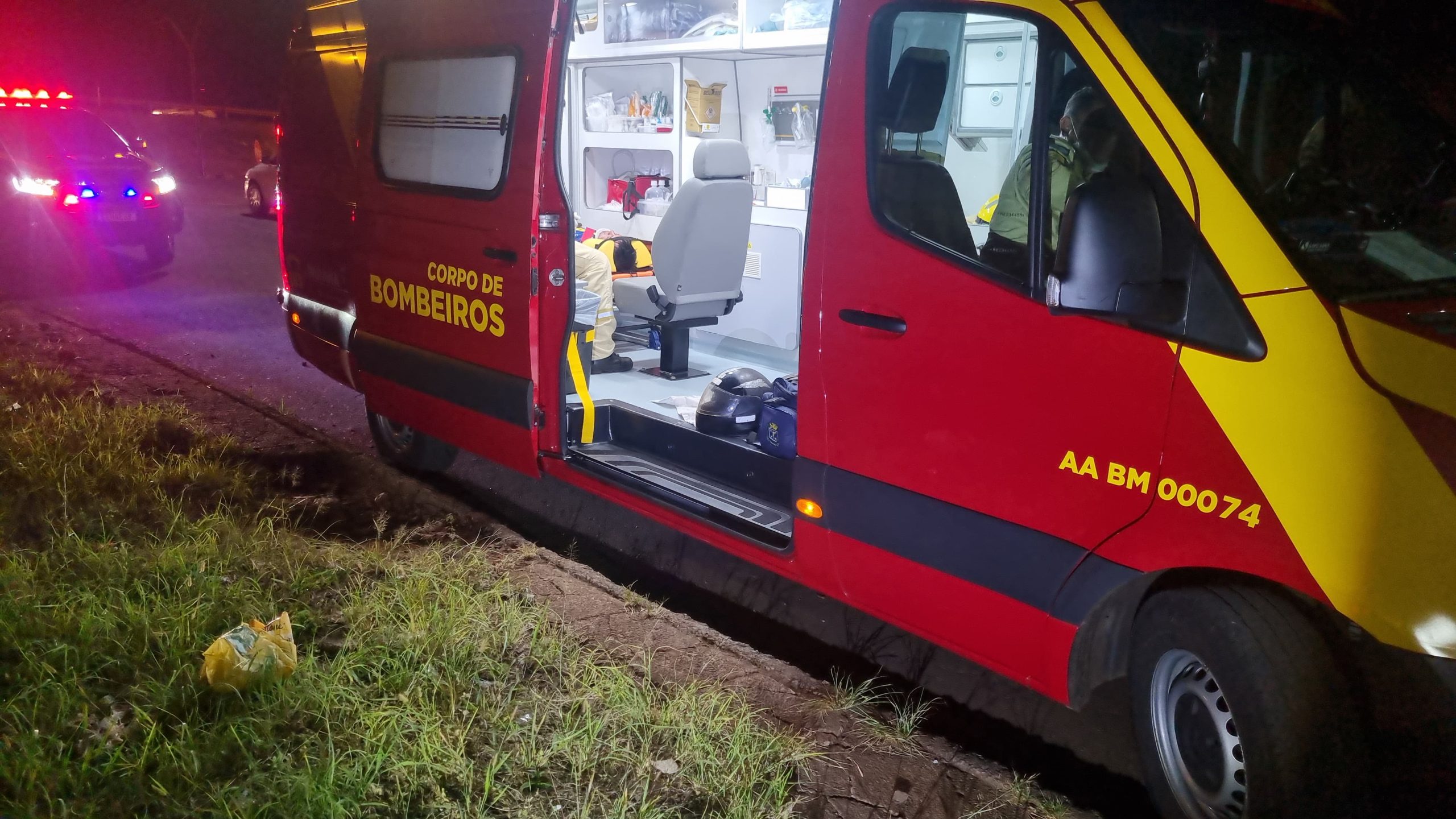 Homem cai de moto perto do viaduto da Petrocon em Cascavel