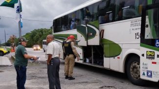 DER/PR aborda 413 veículos durante fiscalização de transporte no Verão Maior