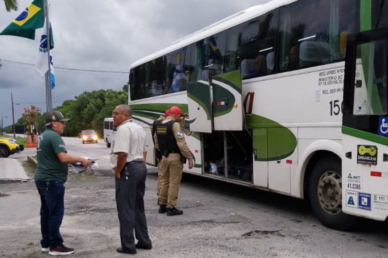 DER/PR aborda 413 veículos durante fiscalização de transporte no Verão Maior