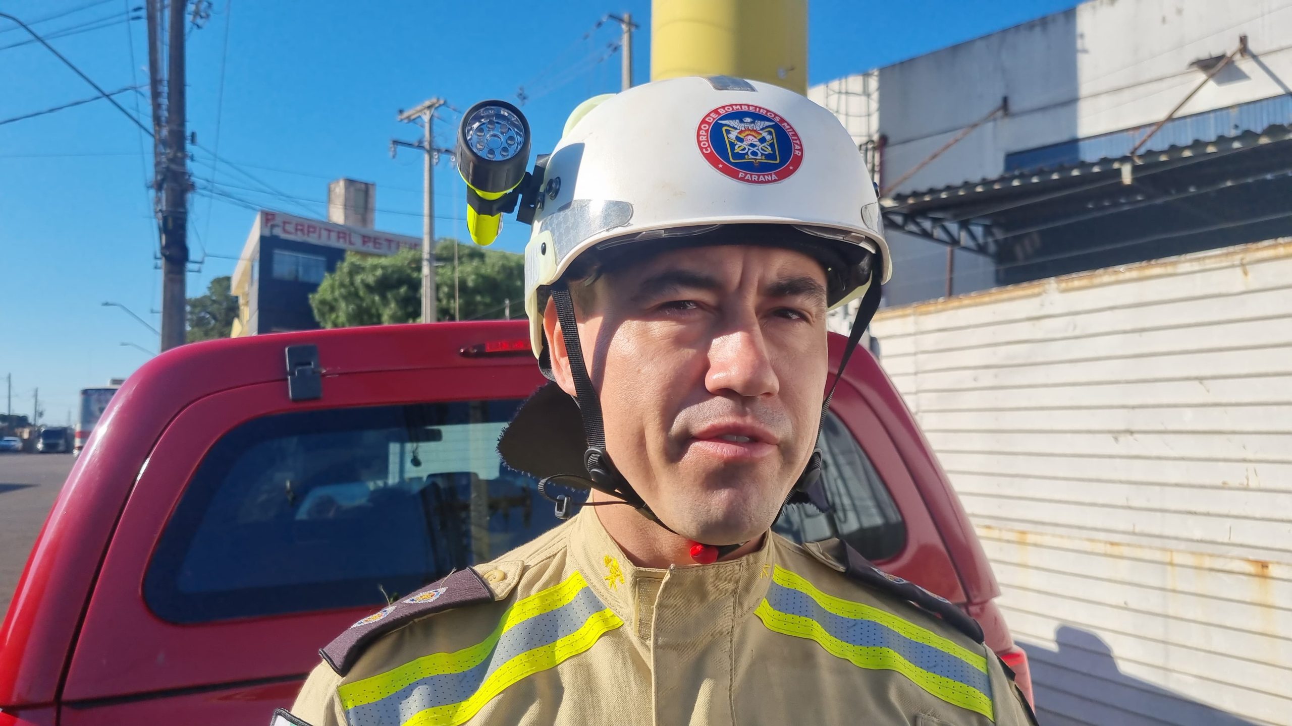 "Quando chegamos, o trabalhador estava com a mão presa na altura do punho", afirma tenente