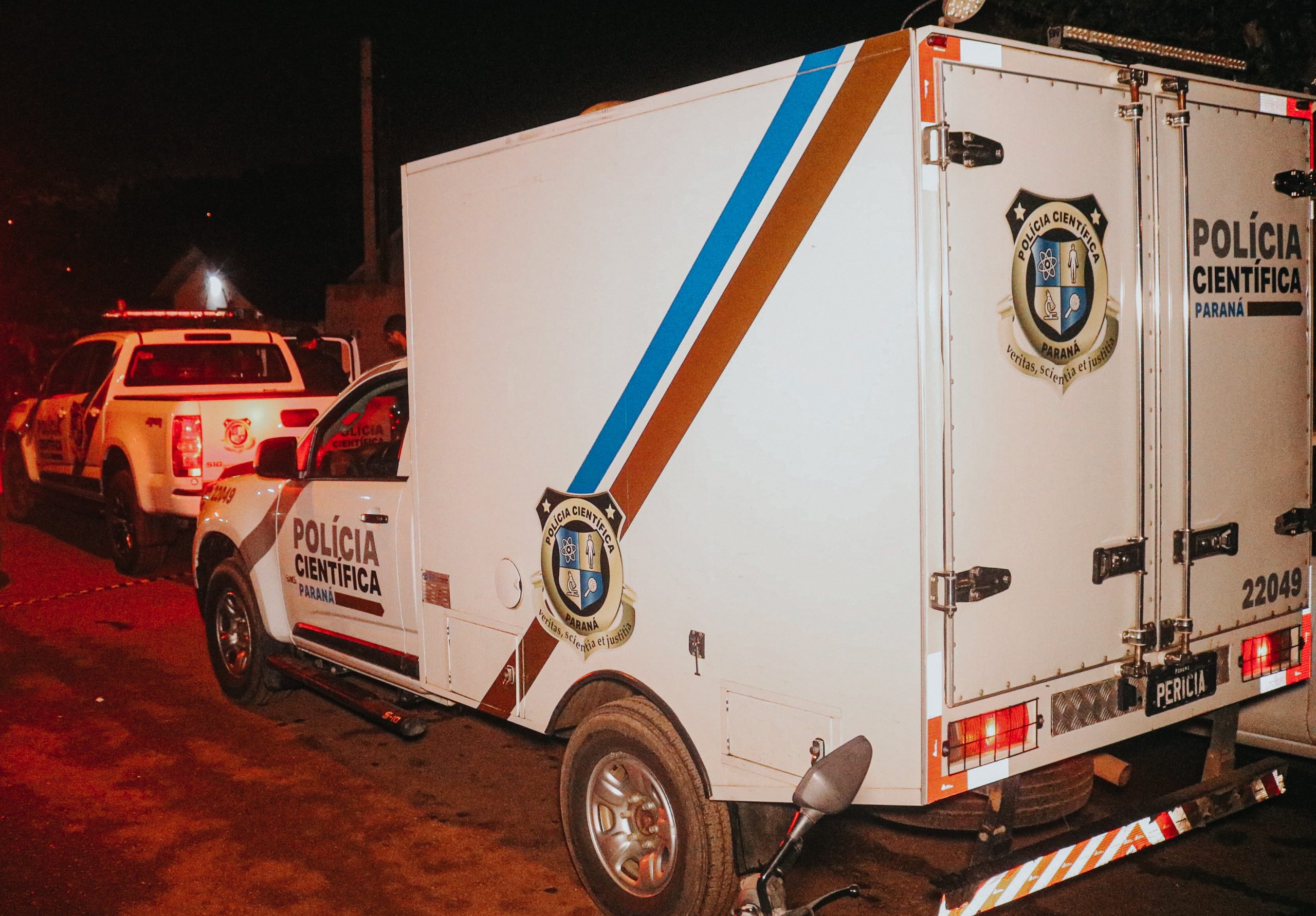 Homem é encontrado morto e queimado em estrada rural