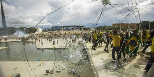 Relatório Mundial da HRW destaca enchente no RS e atos do 8 de janeiro Imagem referente a Relatório Mundial da HRW destaca enchente no RS e atos do 8 de janeiro