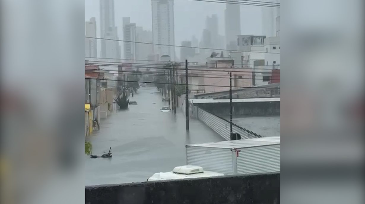 Chuvas intensas alagam Balneário Camboriú e carros amanhecem quase submersos