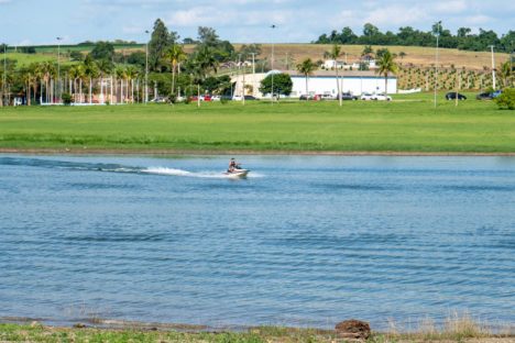 Imagem referente a Destino de lazer, mar de água doce no Norte do Paraná atrai turistas e beneficia as cidades