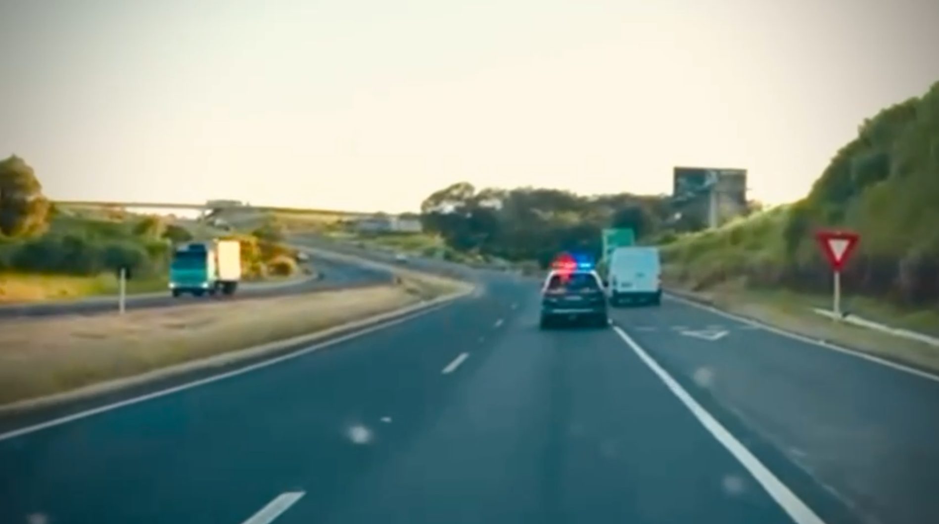 Vídeo mostra perseguição da PRF na BR-277 a qual culminou em apreensão de cigarros