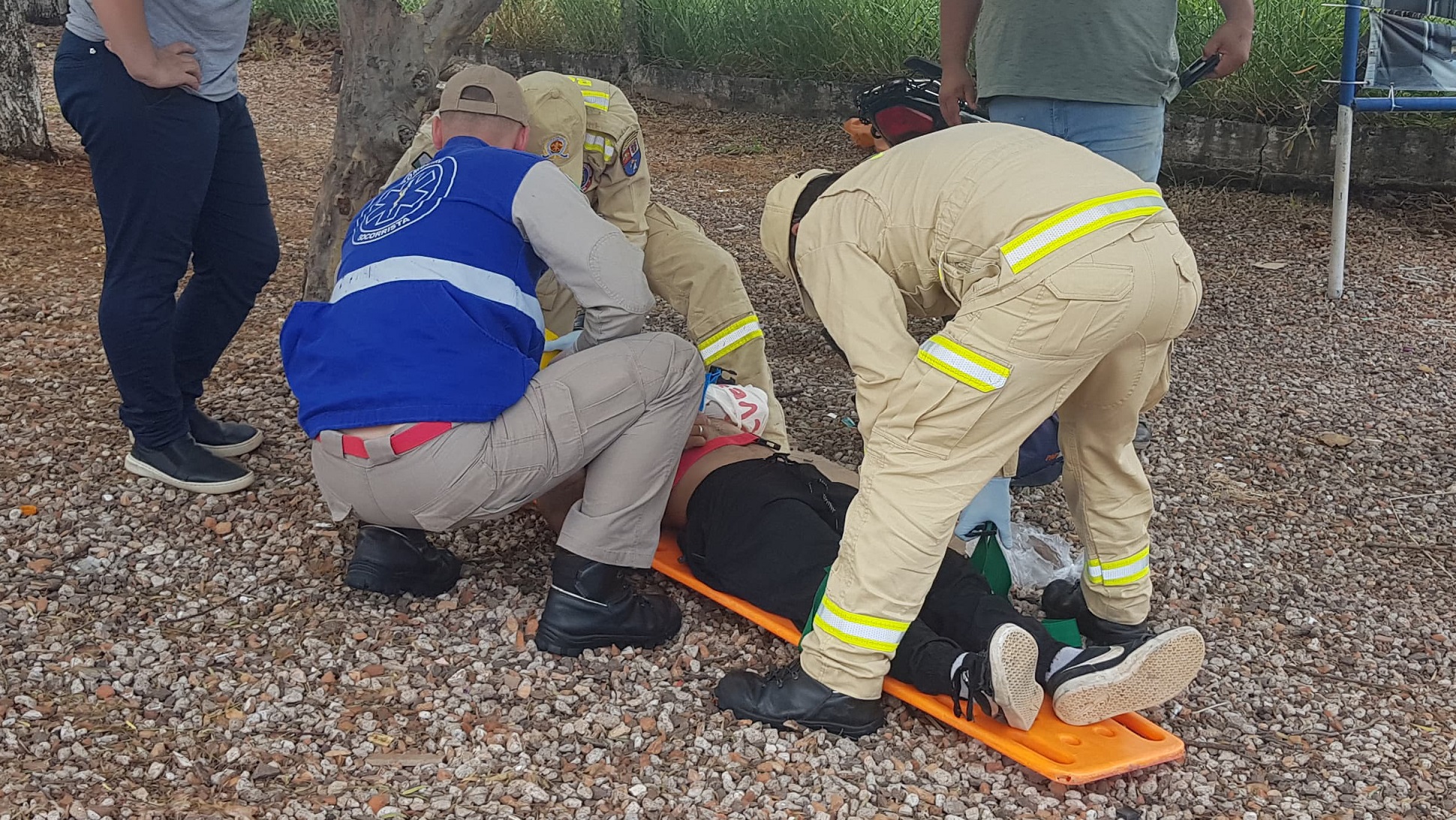 Motociclista quebra o braço após acidente na rua Souza Naves