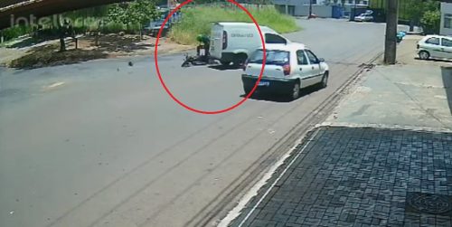 Imagem referente a Câmera flagra acidente que deixou motociclista ferido na Rua Souza Naves