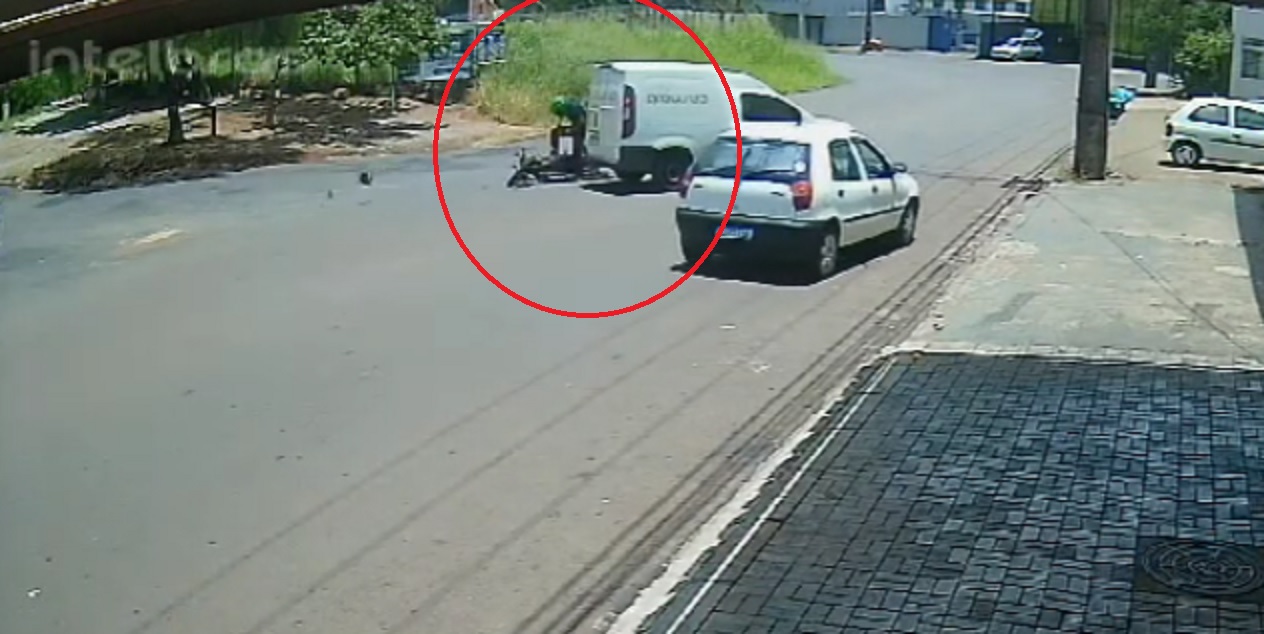 Câmera flagra acidente que deixou motociclista ferido na Rua Souza Naves