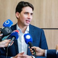 Ministro diz que fusão entre Azul e Gol pode reduzir preço de passagem Imagem referente a Ministro diz que fusão entre Azul e Gol pode reduzir preço de passagem
