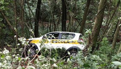 Imagem referente a Ladrão rouba carro de Auto Escola mas não sabe dirigir e carro acaba no mato