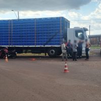 Imagem referente a Motociclista fica ferido após acidente com caminhão no Brasmadeira