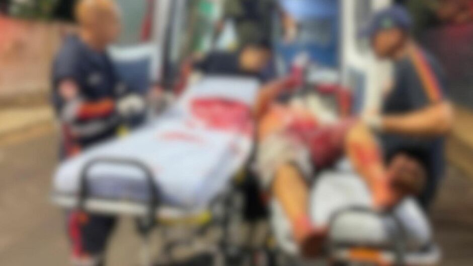 Homem invade velório em busca de ajuda após ser esfaqueado no pescoço