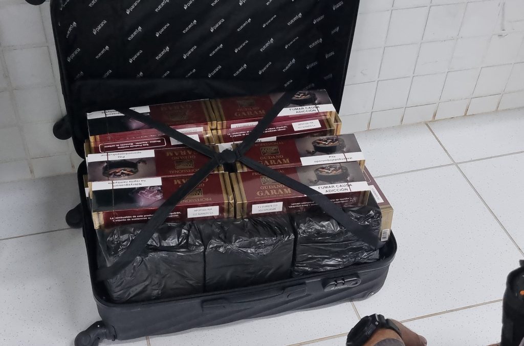 Choque apreende bagagem com caixas de cigarro na rodoviária de Cascavel Choque apreende bagagem com caixas de cigarro na rodoviária de Cascavel