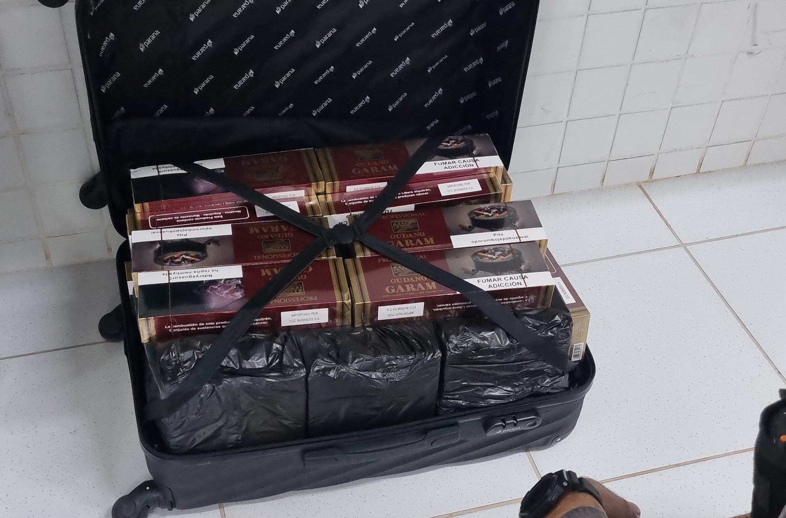 Choque apreende bagagem com caixas de cigarro na rodoviária de Cascavel