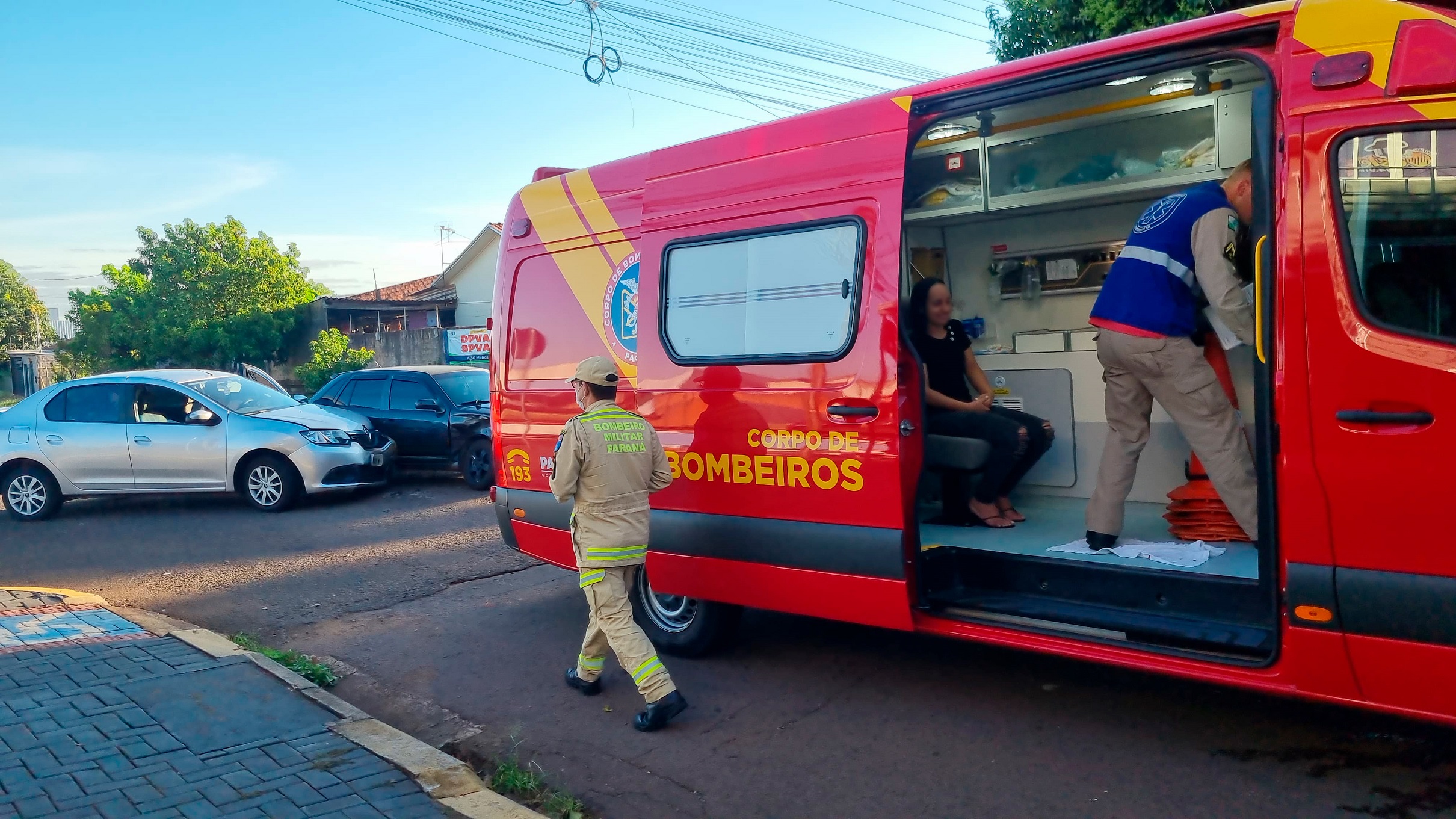 Acidente entre Gol e Logan deixa mulher ferida no bairro Santo Onofre