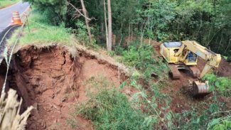 DER/PR executa obra de recuperação de rodovia atingida por erosão em Curiúva