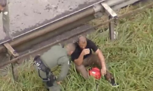 Imagem referente a Piloto e menina passaram noite sob guarda-chuva após helicóptero cair