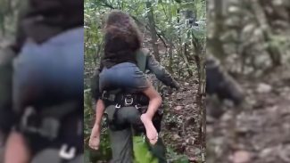 Vídeo: Sobrevivente de 12 anos é resgatada no dia do aniversário, após perder os pais em acidente de helicóptero