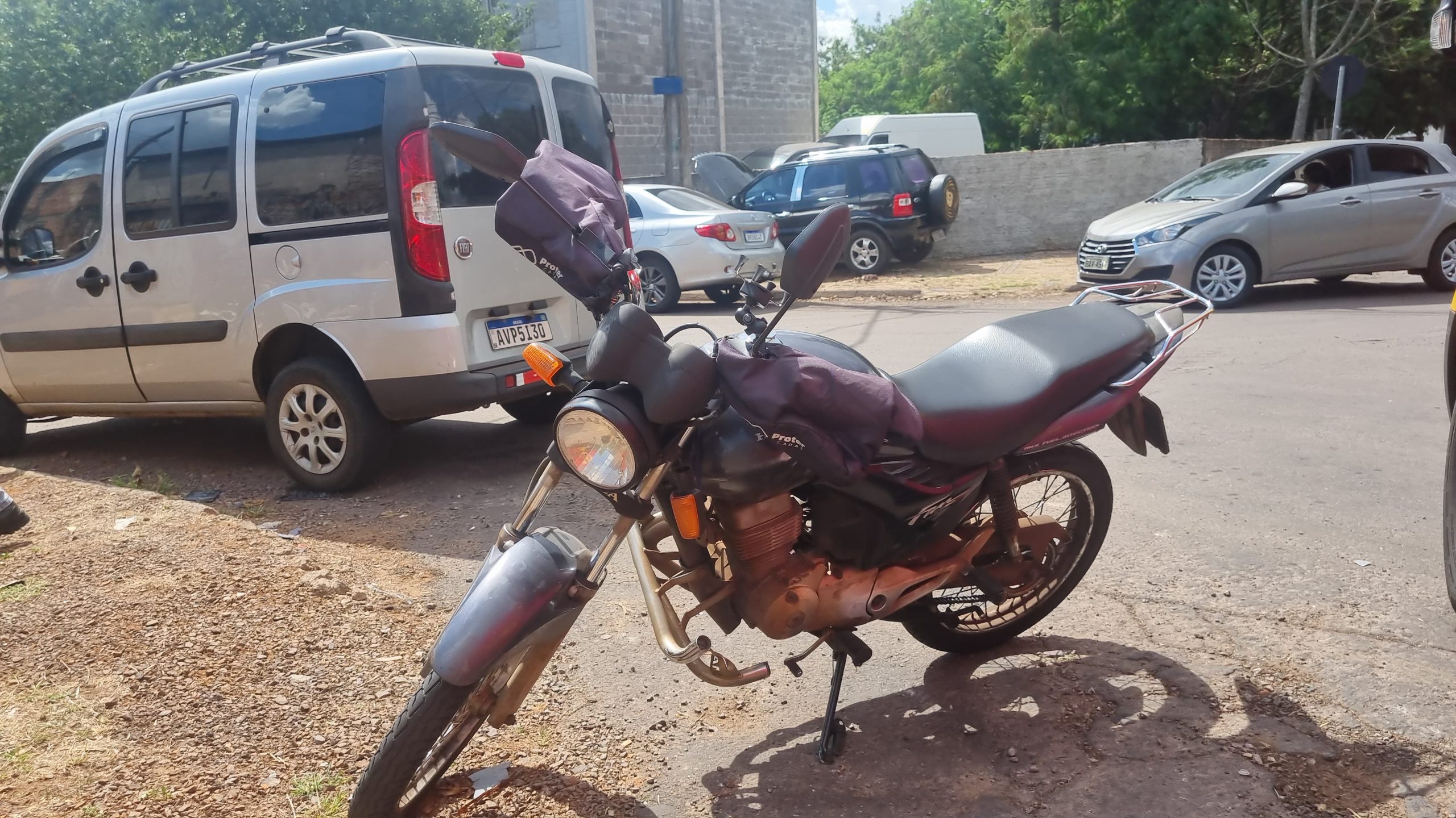 Carro e moto se envolvem em colisão no Parque São Paulo
