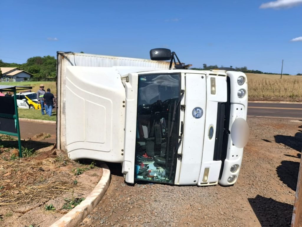 Caminhão com placa de Cascavel se envolve em acidente em Pato Bragado