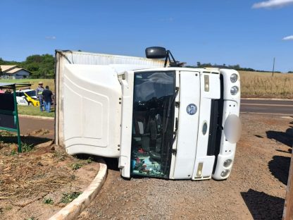 Imagem referente a Caminhão com placa de Cascavel se envolve em acidente em Pato Bragado